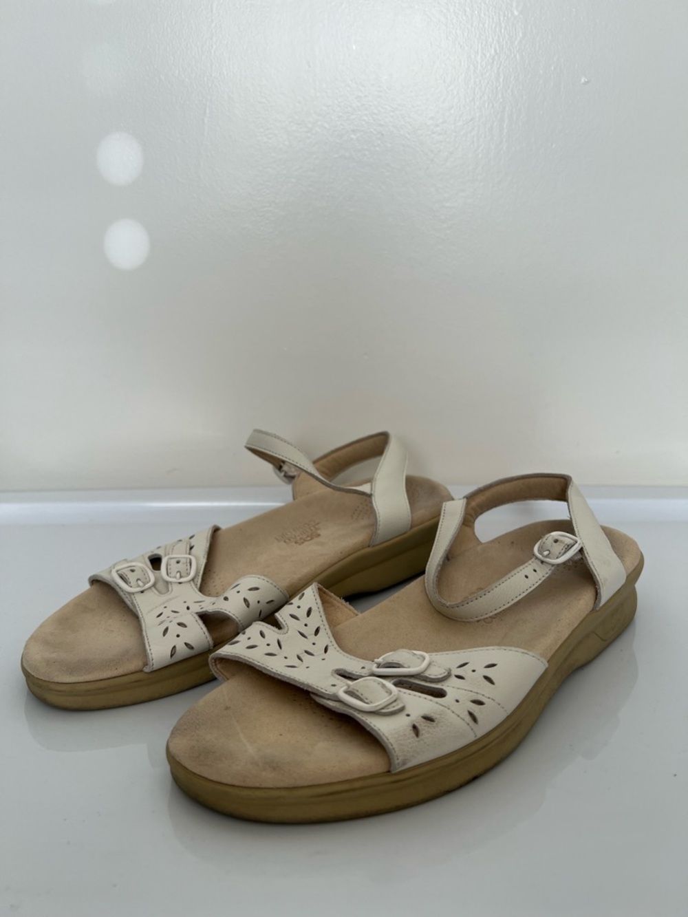 SAS Duo - Buckle Sandal "Halo" 9.5W Wide White Leather Adjustable Comfort